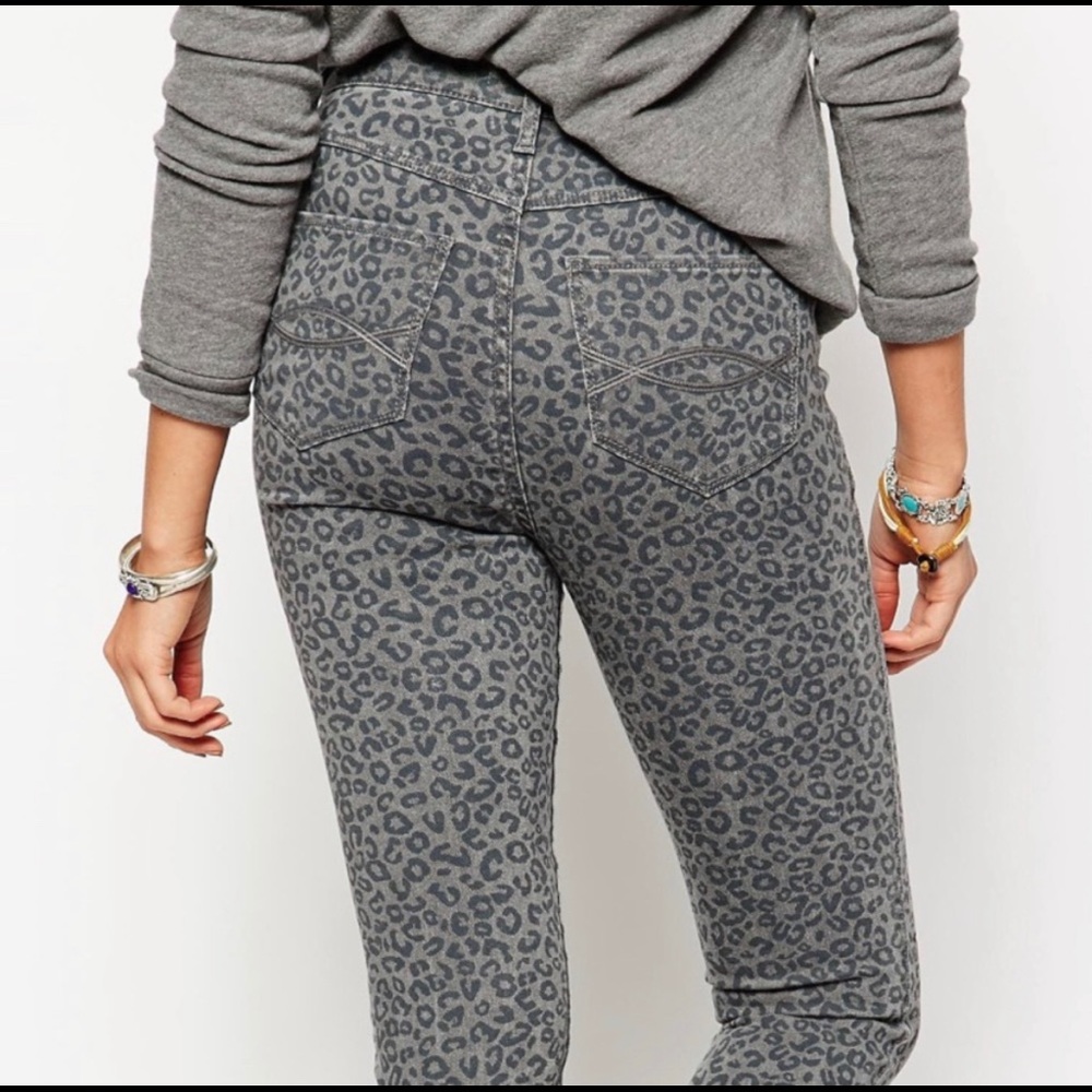 Abercrombie high waisted jeans leopard print